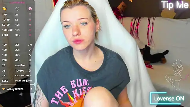 MeganNewCat live cam on StripChat