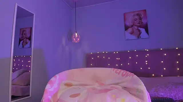 ela_petit live cam on StripChat