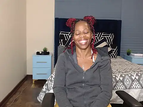 QUEENMANDYY live cam on StripChat