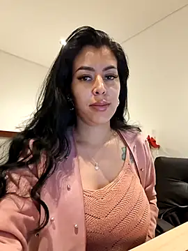 Luianna live cam on StripChat