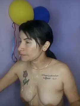 laurahotdirty webcam