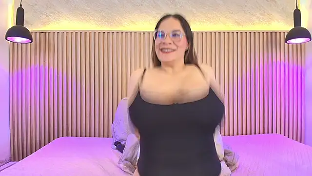 big_tits_in_your_face webcam