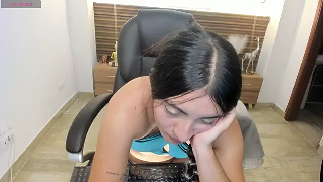 naiah_blue live cam on StripChat