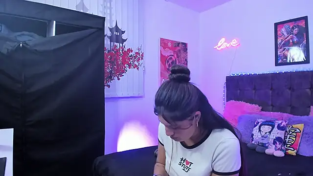 Kyra_Noir live cam on StripChat