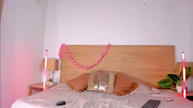 LaraRous live cam on StripChat