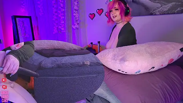 Angel-Lewd-Cake webcam