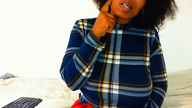 NAUGHTIECURVY webcam