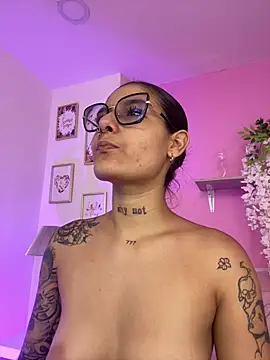 Watch LauraRaider live on EroticFlix - High definition streams