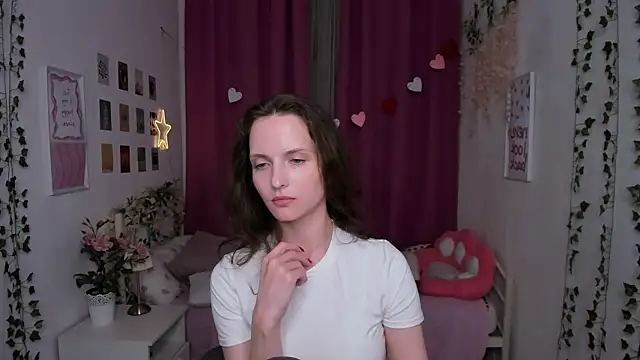 Ariadna_Shy live cam on StripChat