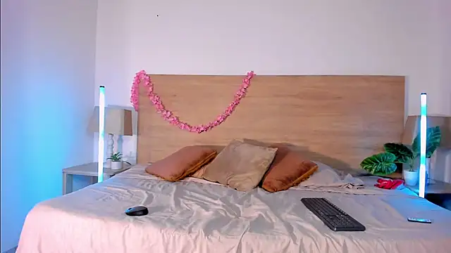 LaraRous webcam