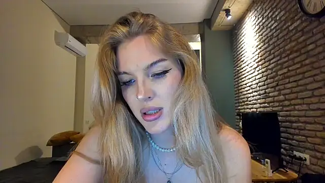 fifteenpoem live cam on StripChat