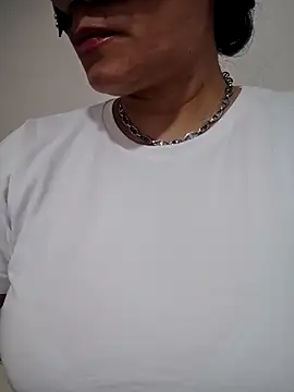 Nergiz2135 live cam on StripChat