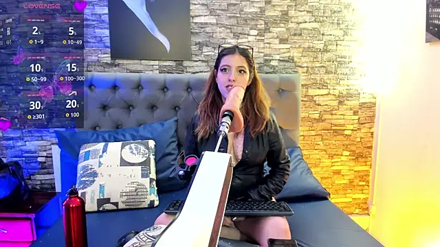 AngeliqueGirard live cam on StripChat