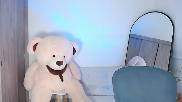 MiaGlowVelvet webcam
