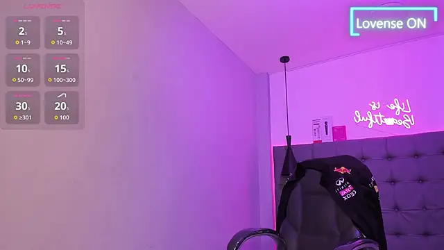 scarletcherry18 live cam on StripChat