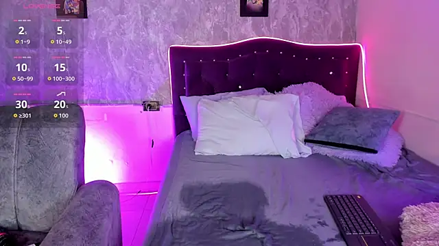 Lauren_smiles webcam