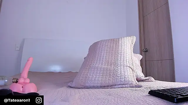 Aaron_Tate webcam