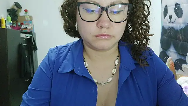 curly_greeneyed webcam