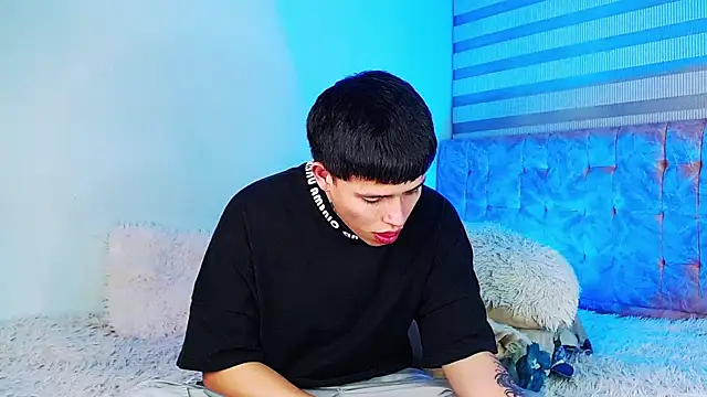 _justinmoon2 live cam on StripChat