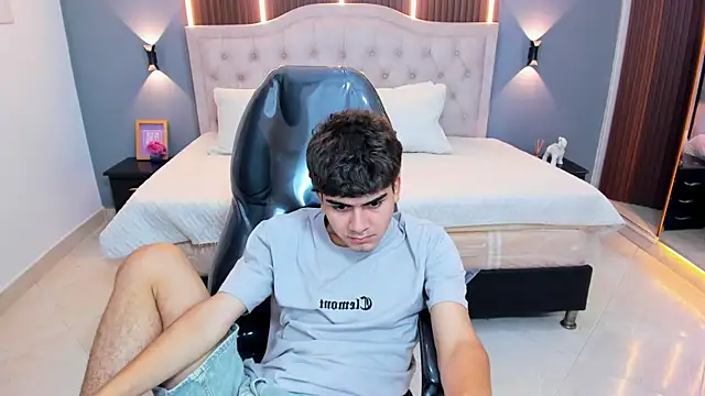 Tommy18__ live cam on StripChat