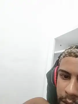01LeonBlack webcam