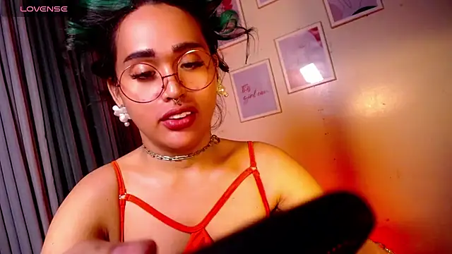 urmidnightcravingsxx webcam