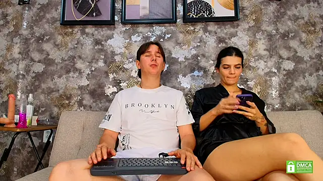 Mariana_and_Ronny webcam