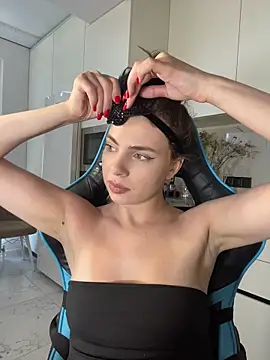 CurlyLara live sex cam