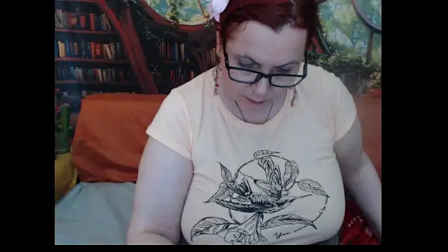 PlayfullMature live cam on StripChat