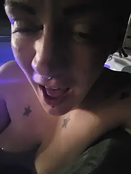 PinkTheHawk webcam