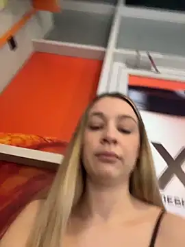 sashacatt (F young) - Masturbation+pinching nipples 🔥