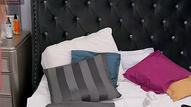 VoluptuousLeona webcam