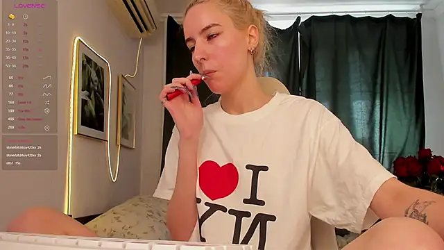 Fire_moth live cam on StripChat