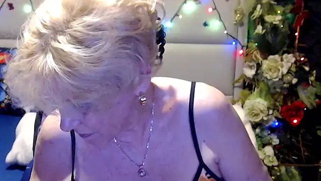 HappyWomanOn webcam