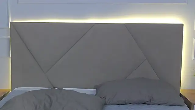 ArianaMilss webcam