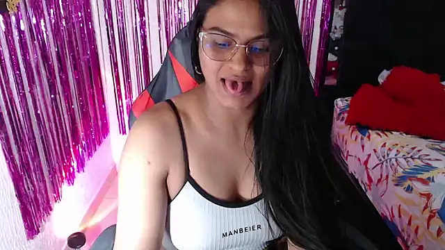 SweetAlmaa live cam on StripChat