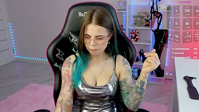 QueenAliceX live cam on StripChat