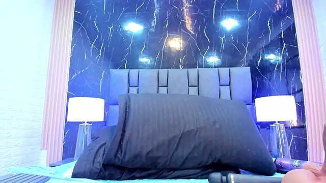 BustyGlow live cam on StripChat