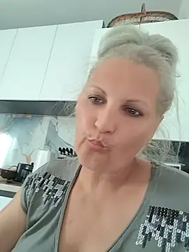 Divineblond webcam
