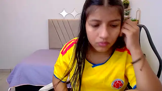 zara_cute live cam on StripChat
