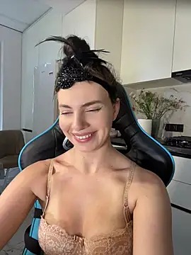 CurlyLara webcam