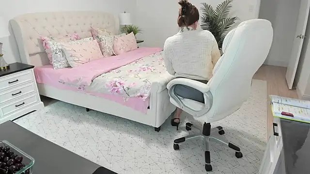 Vika73 live cam on StripChat