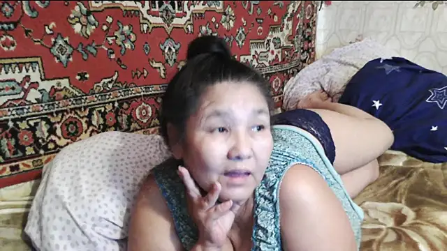 Zulfiya_Bruce live cam on StripChat