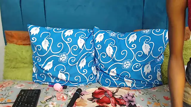 SweetSlenderChoc webcam