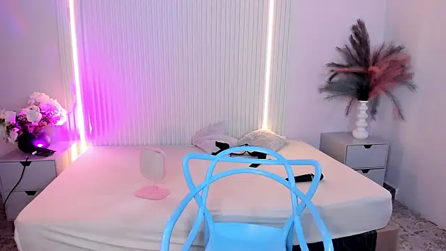 LucyWild8 webcam