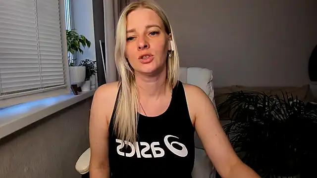 THE_GOLDEN_WOMAN webcam
