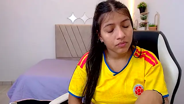 zara_cute live cam on StripChat