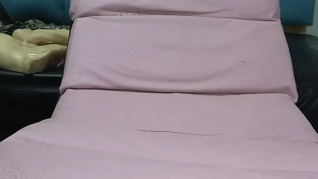 chirlleyy live cam on StripChat