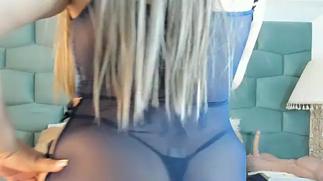 MiaMancini live cam on StripChat