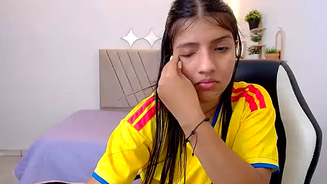 zara_cute live cam on StripChat